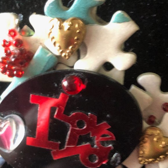 handmade "love" pin - Picture 3 of 3